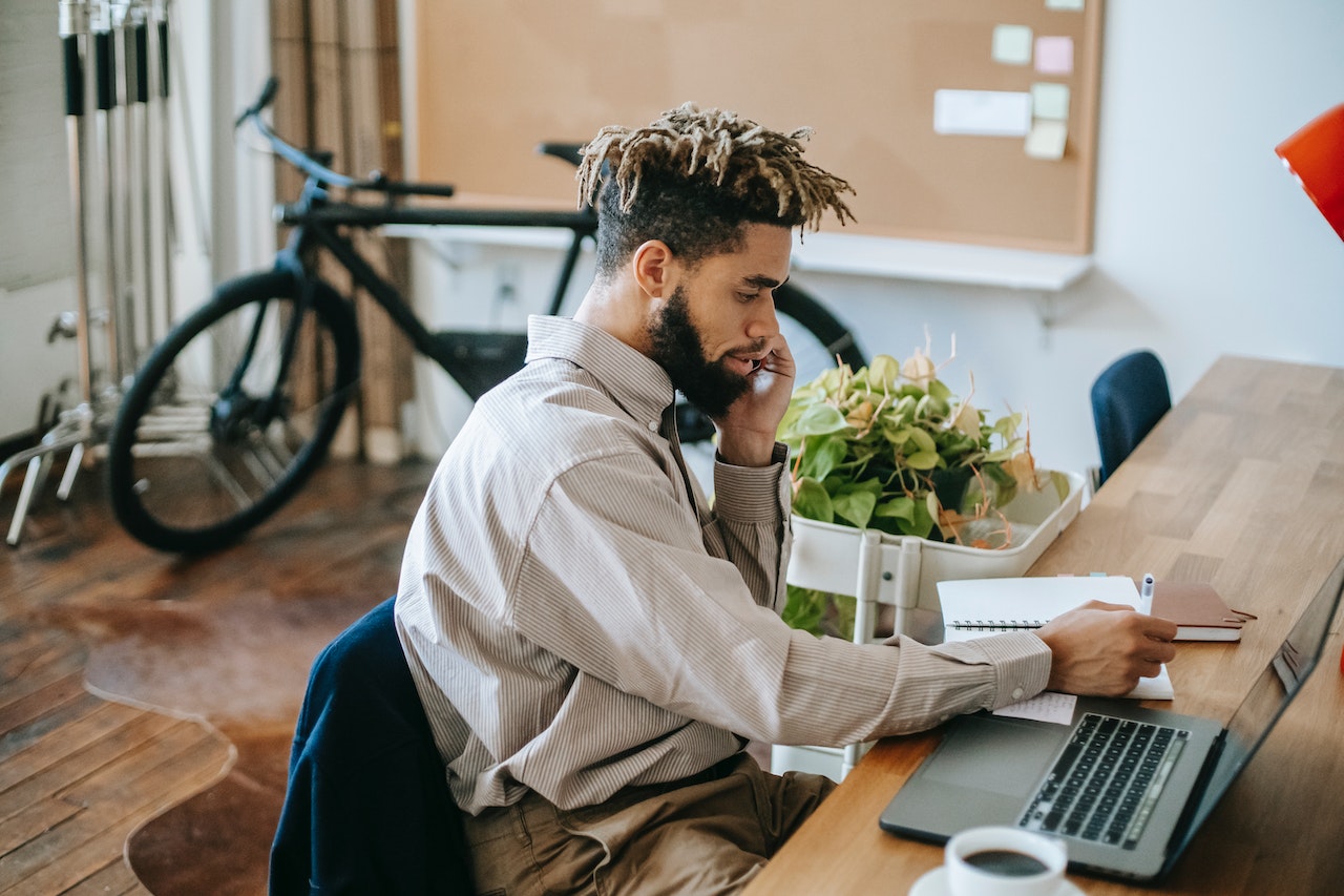 Businessly Copywriters vs Freelancers What to Know